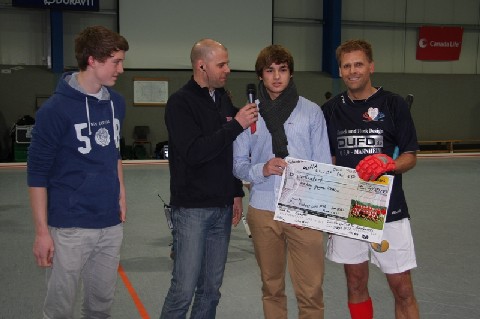 B-Jugend des TSV Mannheim unterstützt Hockey gegen Krebs