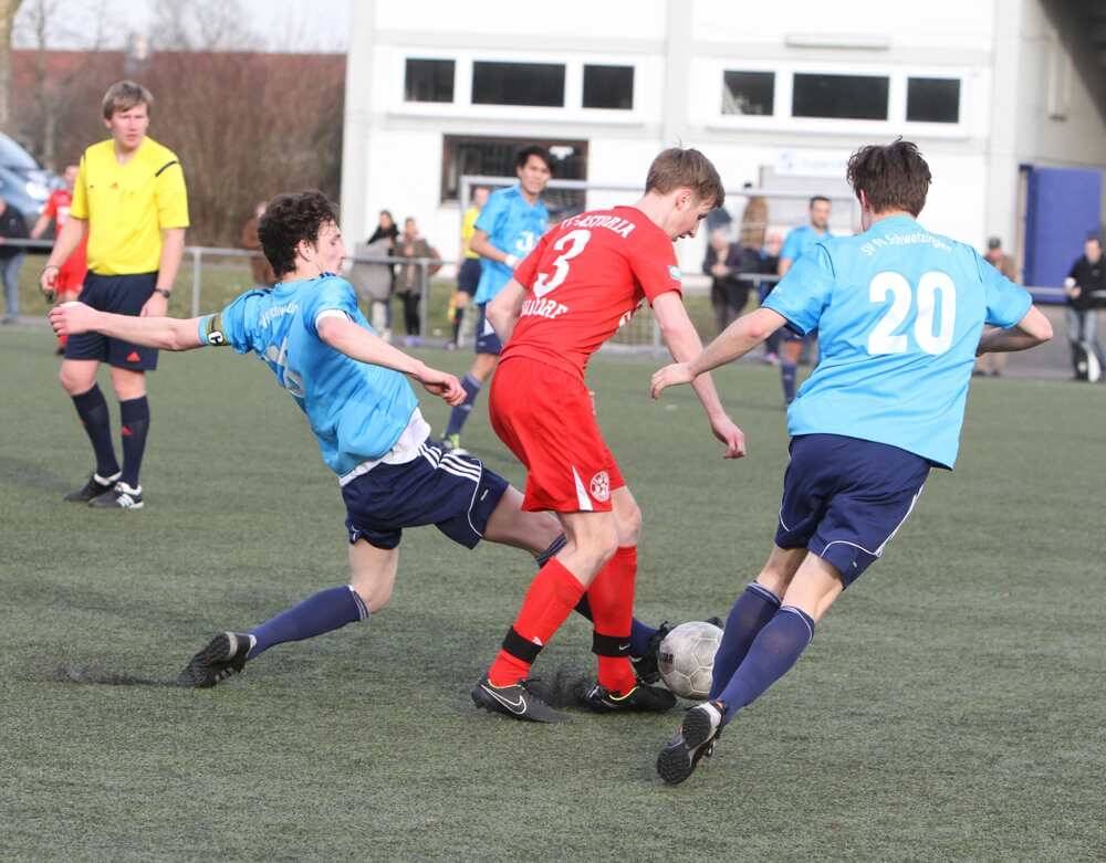 Szene aus dem Spiel zwischen dem SV 98 Schwetzingen und FC Astoria Walldorf II lofi