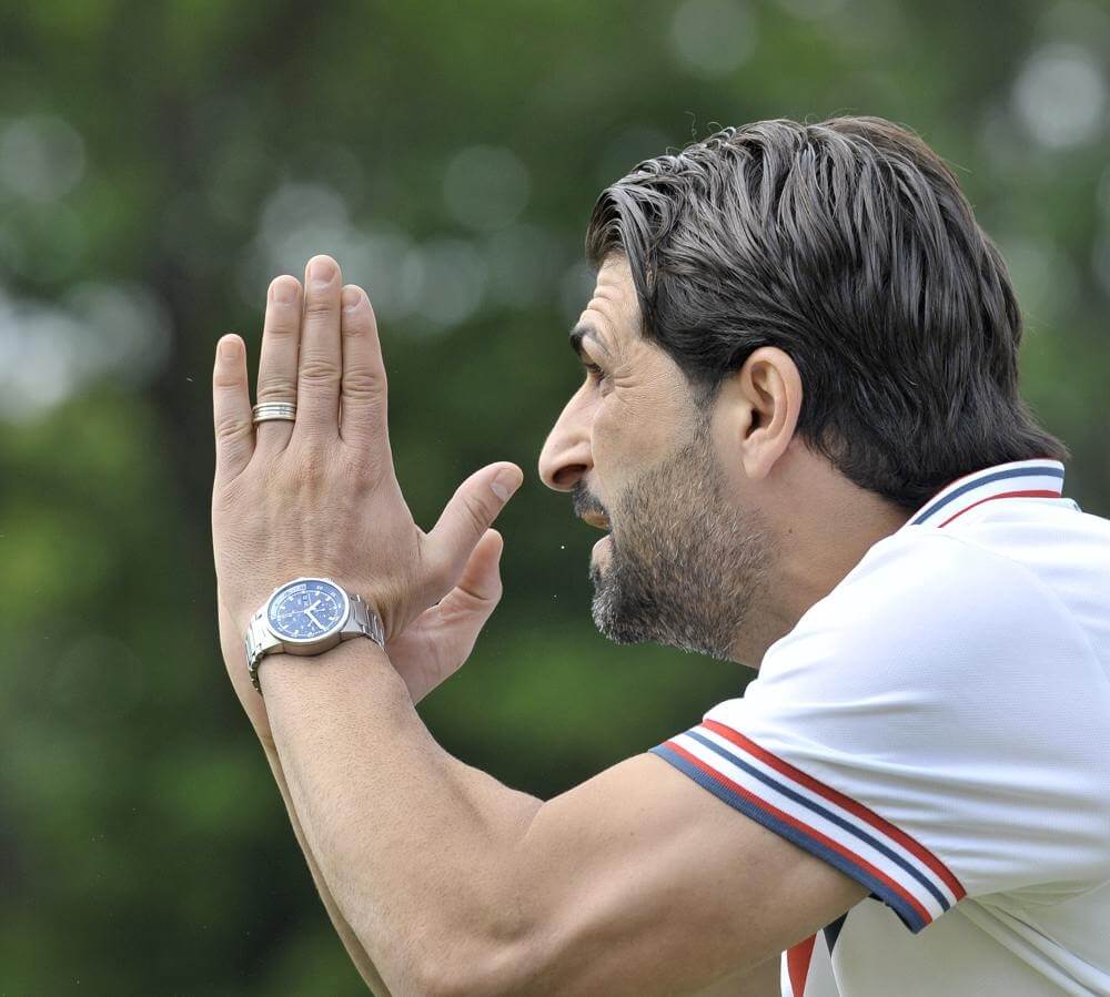 VfR-Coach Hakan Atik zeigt es an. So knapp ist es im Kampf um den Verbleib in der Oberliga BW. Bild: AS Sportfotos