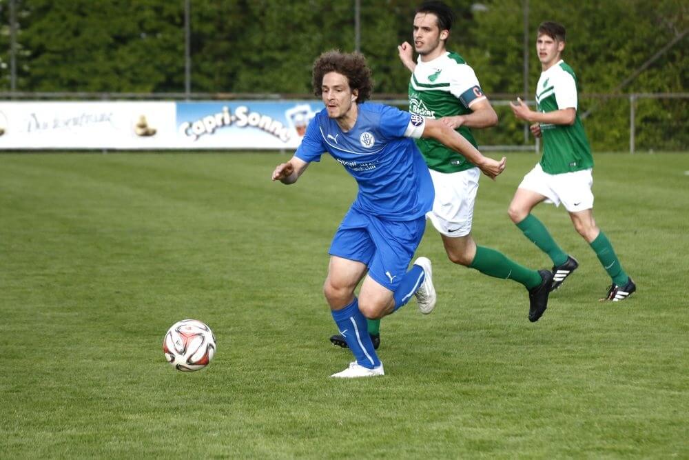 Heddesheims Kapitän Richard Wegmann am Ball. Szene aus dem Spiel FC Zuzenhausen vs. Heddesheim. Bild: Rafael Kowollik