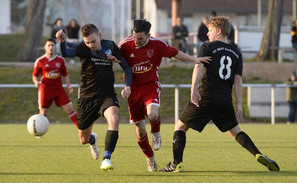 Szene aus Hochstaett Tuerkspor - SV Seckenheim. Hochstätts Giuseppe Minacapilli zwischen den Seckenheimern Christian Heidenreich (li.) und Nikolas Bosch (re.) Bild: Berno Nix