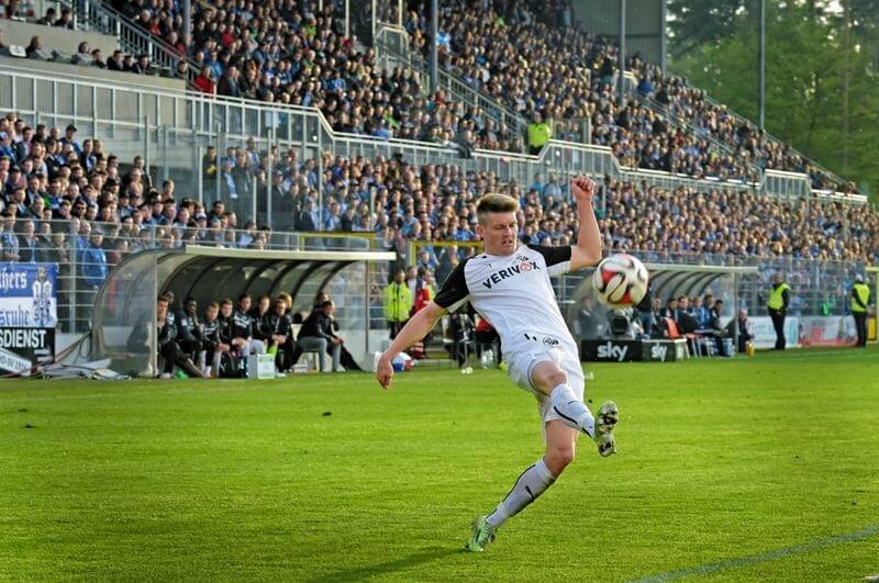 Denis Linsmayer in Aktion. Der defensive Mittelfeldspieler ist mediales Sprachrohr des Teams. Bild: AS Sportfotos