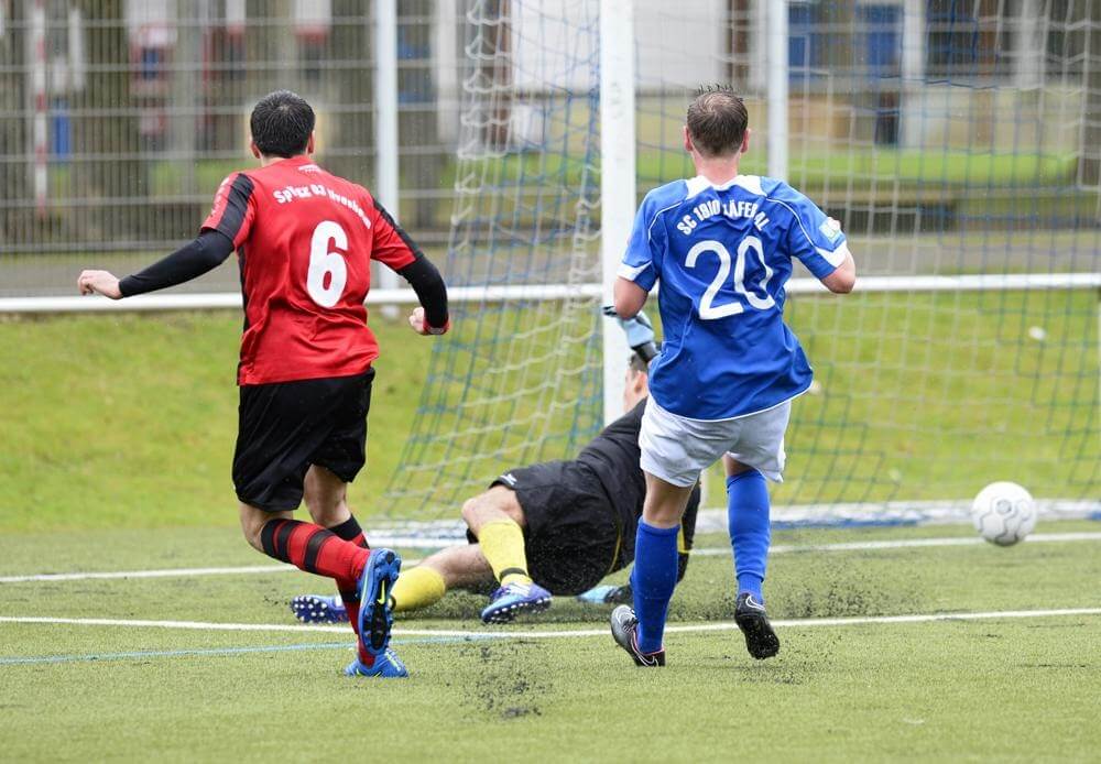 SC Kaefertal - SpVgg Ilvesheim, Alexander Hilbert (li.) erzielte alle vier Treffer fuer Ilvesheim, hier das 1:0, Keeper Markus Wollnik und Patrick Weber kommen zu spät Bild: Berno Nix