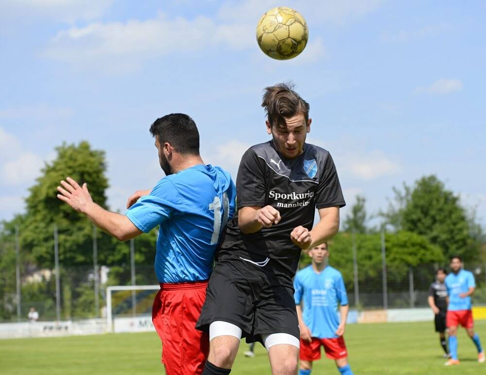 SV 98/07 Seckenheim - 1. FC Turanspor Mannheim, Kreisklasse A1, v.l. Turanspors Hakan Cakmak im Kopfballduell mit Seckenheims Kevin Medina Lopez Bild: Berno Nix