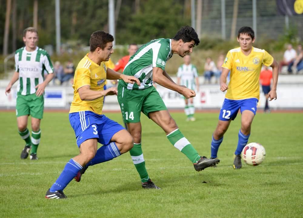 Cihad Ilhan (grün-weißes Trikot) mit einem Torschuss. Bild: Berno Nix