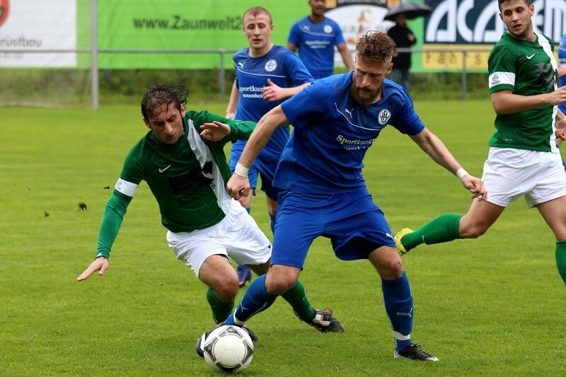 Heddesheims Daniel Gulde setzt sich gegen seinen Wiesenbacher Gegenspieler durch Bild: Berthold Gebhard