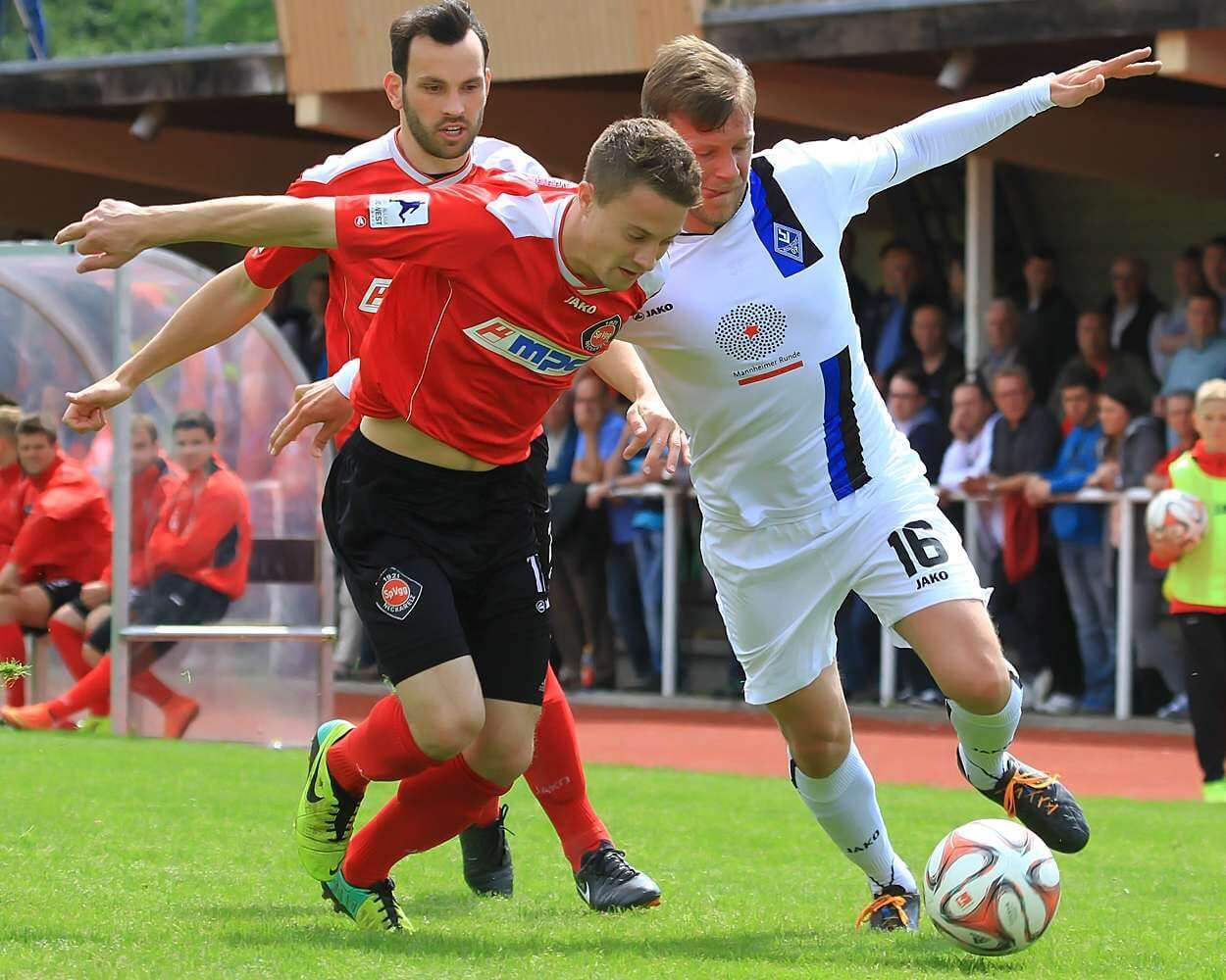 Jonas Kiermeier (Neckarelz) im Zweikampf mit Patrick Haag (SV Waldhof). Marco Bschirrer