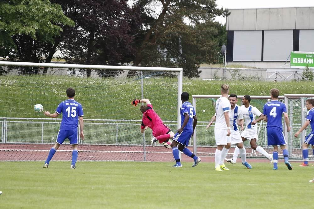 Heddesheims Damian Pritchett (weißes Dress, ganz rechts) trifft per Kopfball nach Flanke von Marcel Höhn zum 4:0 Endstand. Bild: Rafael Kowollik