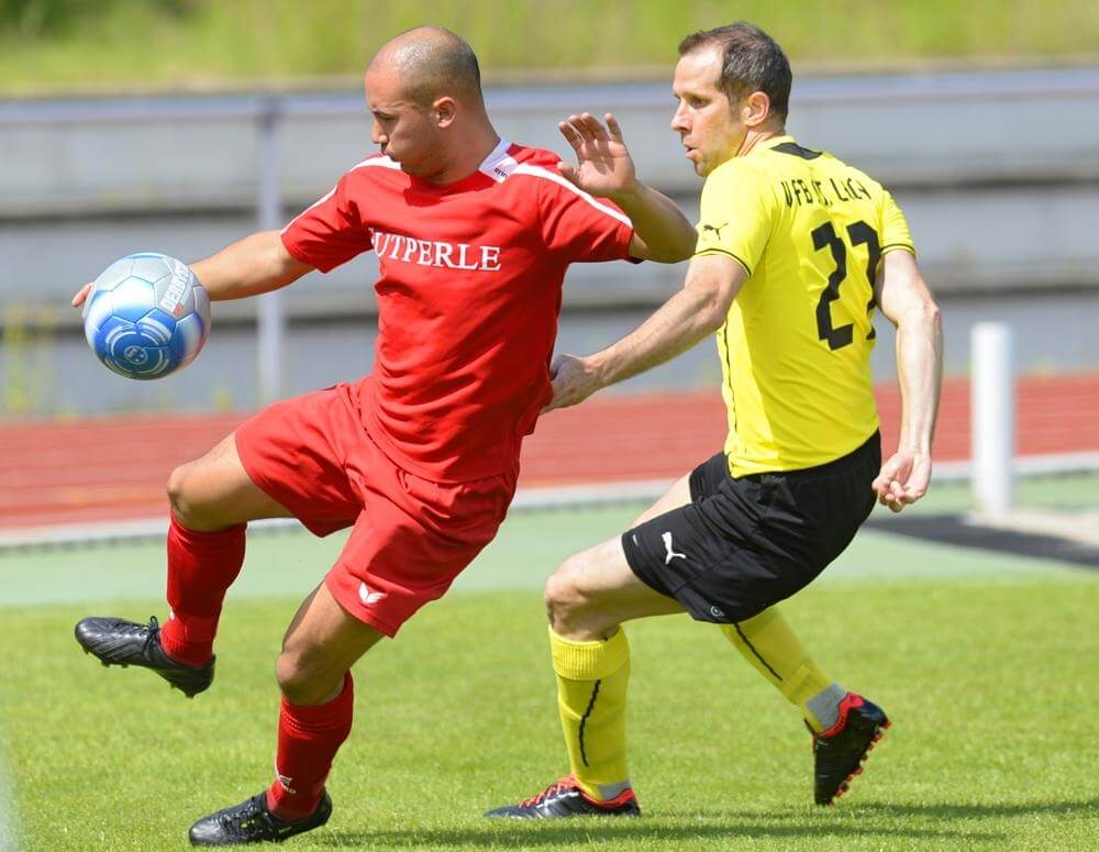 Waldecker im Trikot des TSV Amicitia Viernheim (rot) gegen seinen Gegenspieler vom VfB St. Leon. Bild: Berno Nix