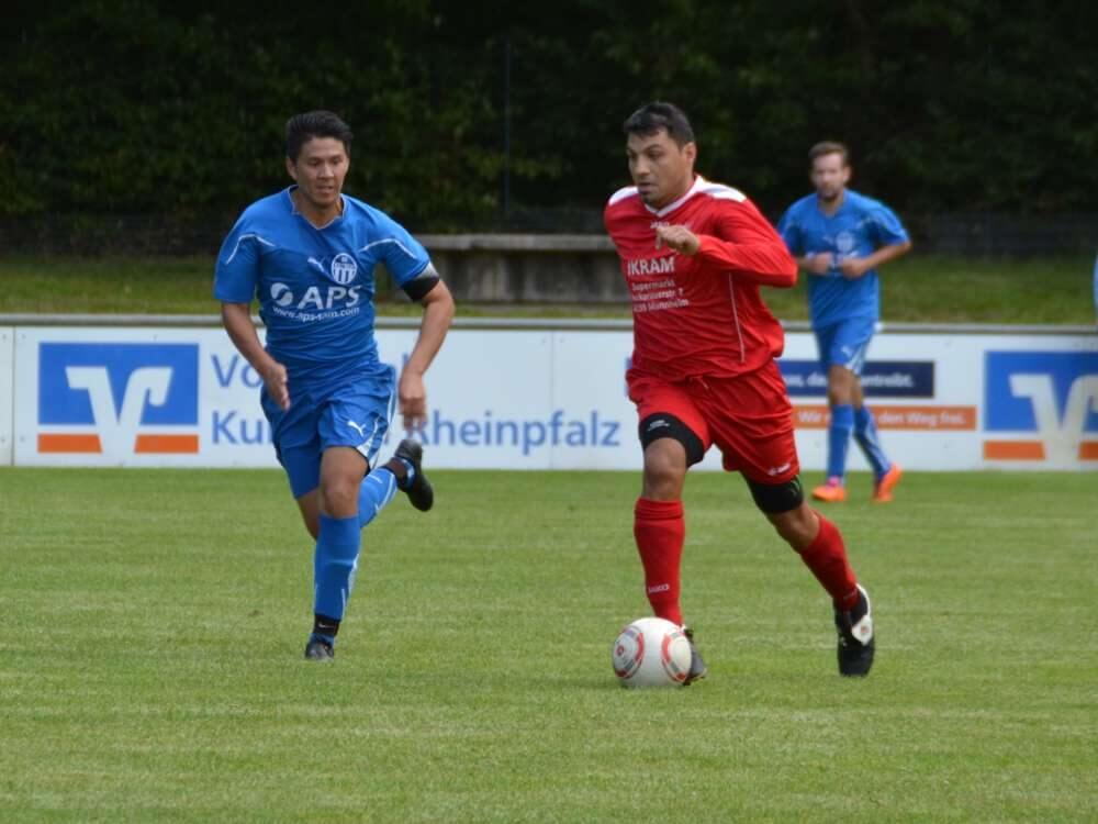 Nedim Özbek (am Ball) soll den hessischen A-Ligisten als Trainer einen Schritt weiterbringen. Foto: 1.FCT
