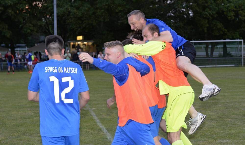 Jubel nach dem 0:1 Auswärtssieg bei der Spvgg. Wallstadt - der Aufstieg war sicher nach diesem Spiel. Bild: Berno Nix