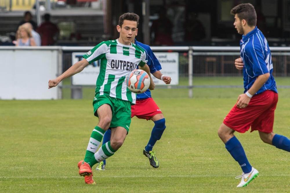 VFR Mannheim (blau) - Amicitia Viernheim, li.: Timothy Wellenreuther gegen Lukas Jakob - MVV-CUP AS Sportfotos