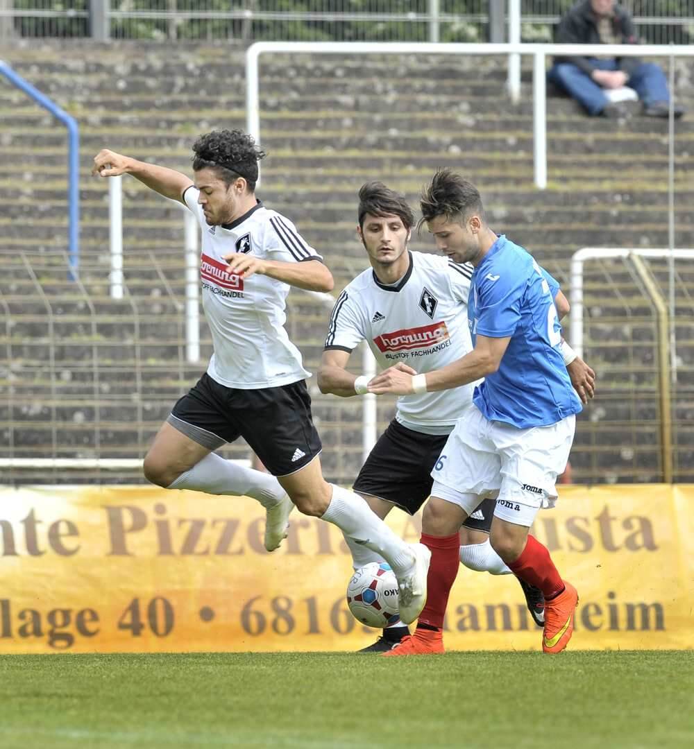Noch ist nicht sicher, ob Torjäger Fatjon Celani (blaues Trikot) beim VfR Mannheim bleibt. Bild: AS Sportfotos