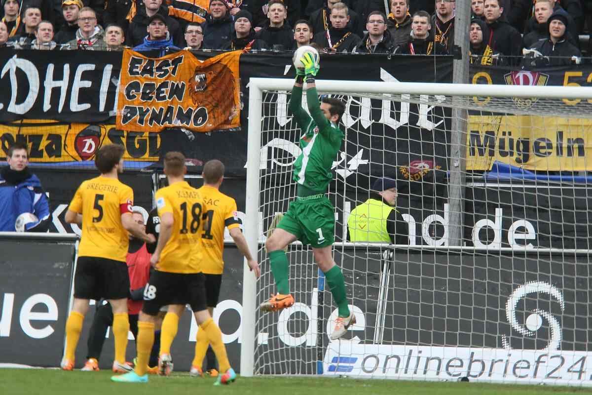 Markus Scholz (Dresden) fängt den Ball - FSV Frankfurt vs.Dynamo Dresden, Frankfurter Volksbank Stadion	 Bild: Marc Schüler