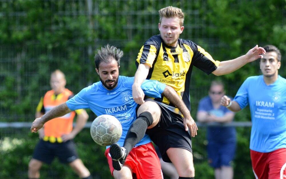 FV 03 Ladenburg - 1. FC Turanspor Mannheim, Relegation, v.l. Turanspors Muhammet Ketencimen gegen Ladenburgs Nico Distler Bild: Berno Nix