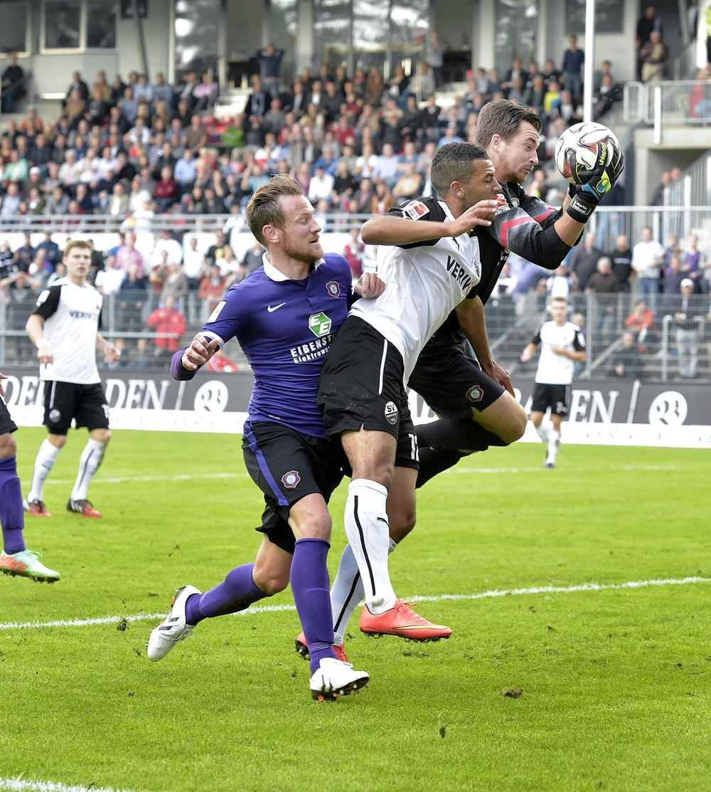 Michael Fink (links im Bild/lila-Trijkot) gegen Sandhausens Andrew Wooten. Szene aus SV Sandhausen - Erzgebirge Aue. Bild: AS Sportfotos