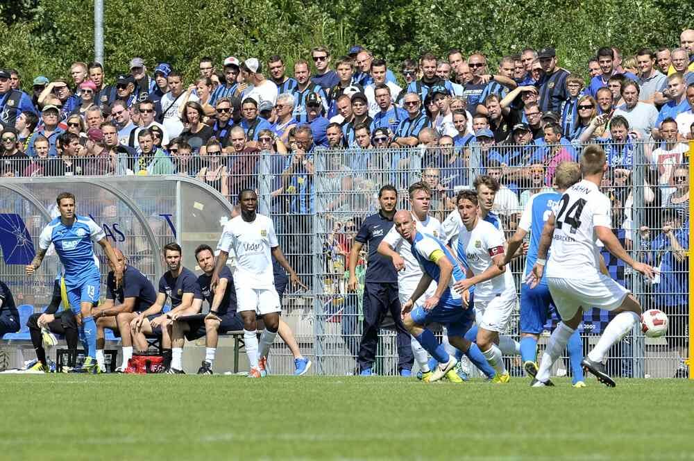 Szene aus dem Spiel zwischen dem FC Astoria Walldorf und dem 1. FC Saarbrücken. Bild: AS Sportfotos
