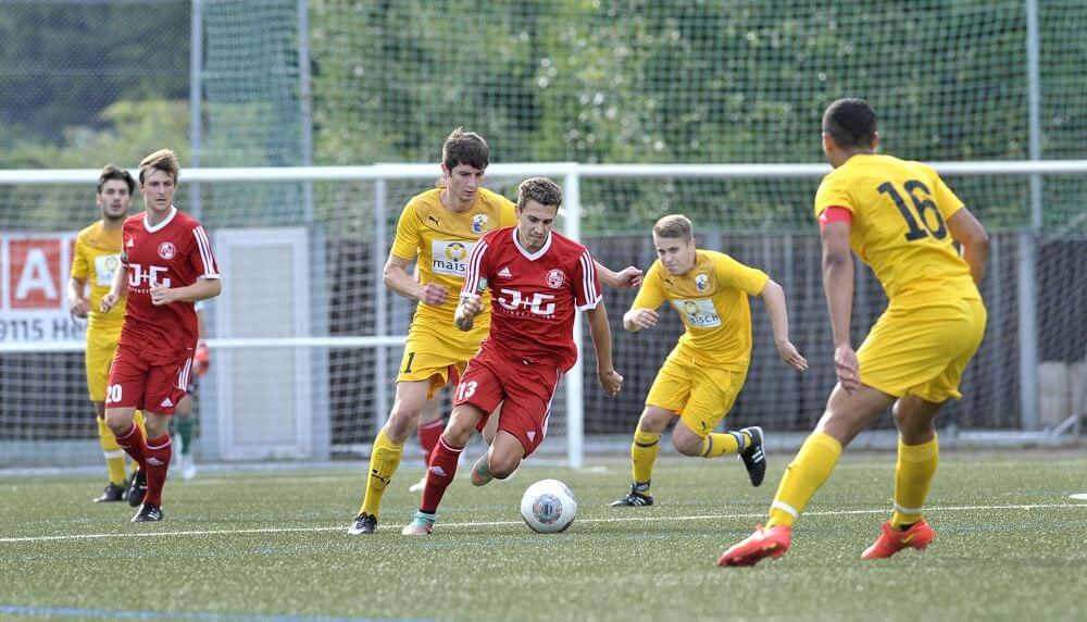 DJK/FC Ziegelhausen (gelb) vs.SV 98 Schwetzingen (rot) 2015 13 Fabian Feigenbutz SVS-16 Bobby Hickerson DJK. Bild: AS Sportfotos