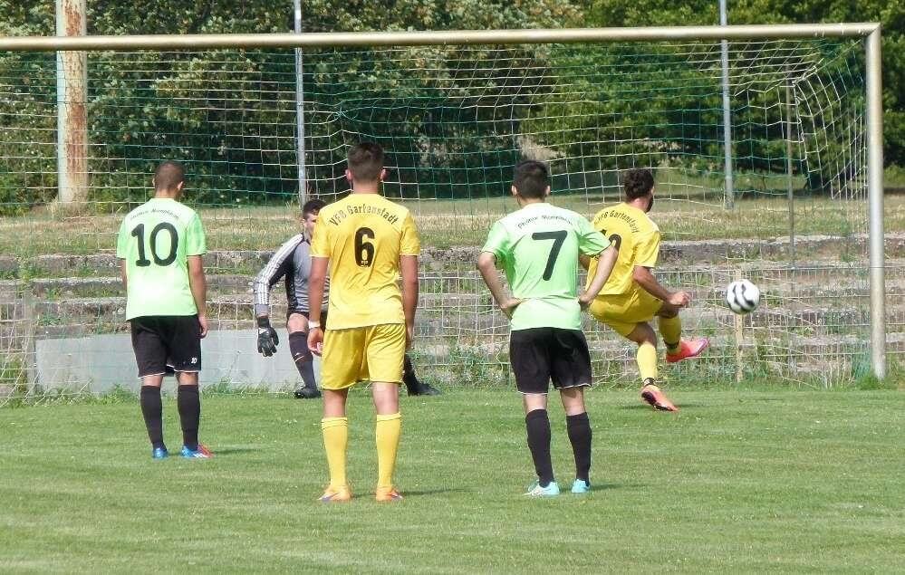 Gartenstadts Valon Muja verwandelt einen Strafstoß zur 0:2 Führung gegen Phönix Mannheim. Bild: Waldemar Binder