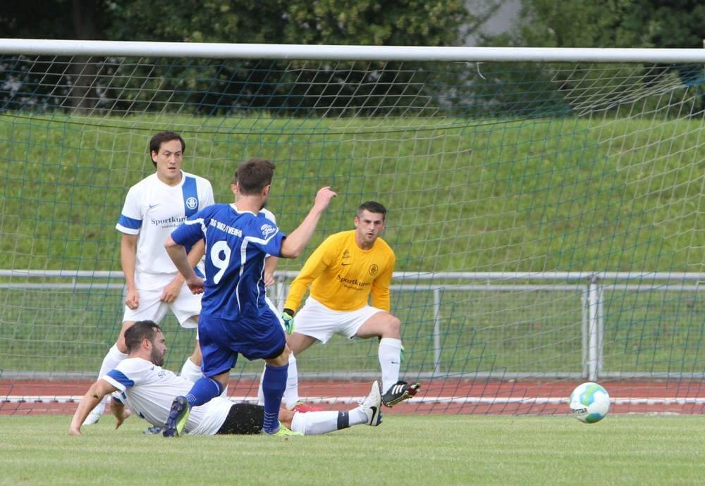 Weinheims Ex-Torjäger Thorsten Kniehl trifft in dieser Szene gegen seinen neuen Verein, den FV Fortuna Heddesheim (Pokalspiel 14/15). Bild: SPK