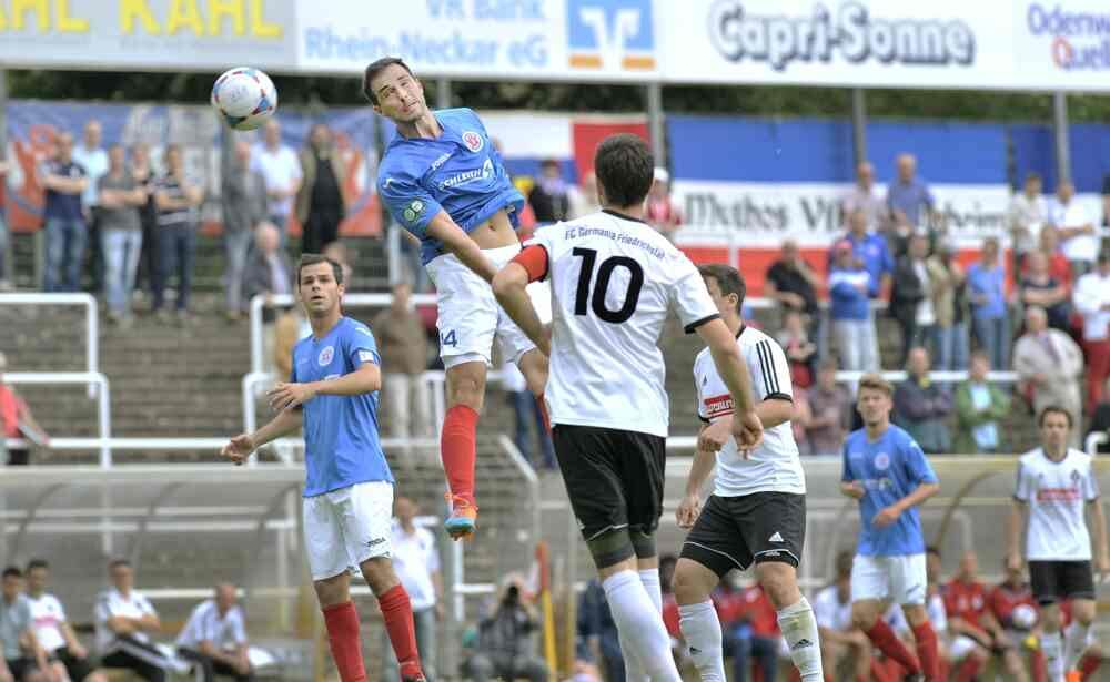 VfR Mannheim vs.FC Germania Friedrichstal 2015 14 Nico Pavic mit einem Kopfball. AS Sportfotos