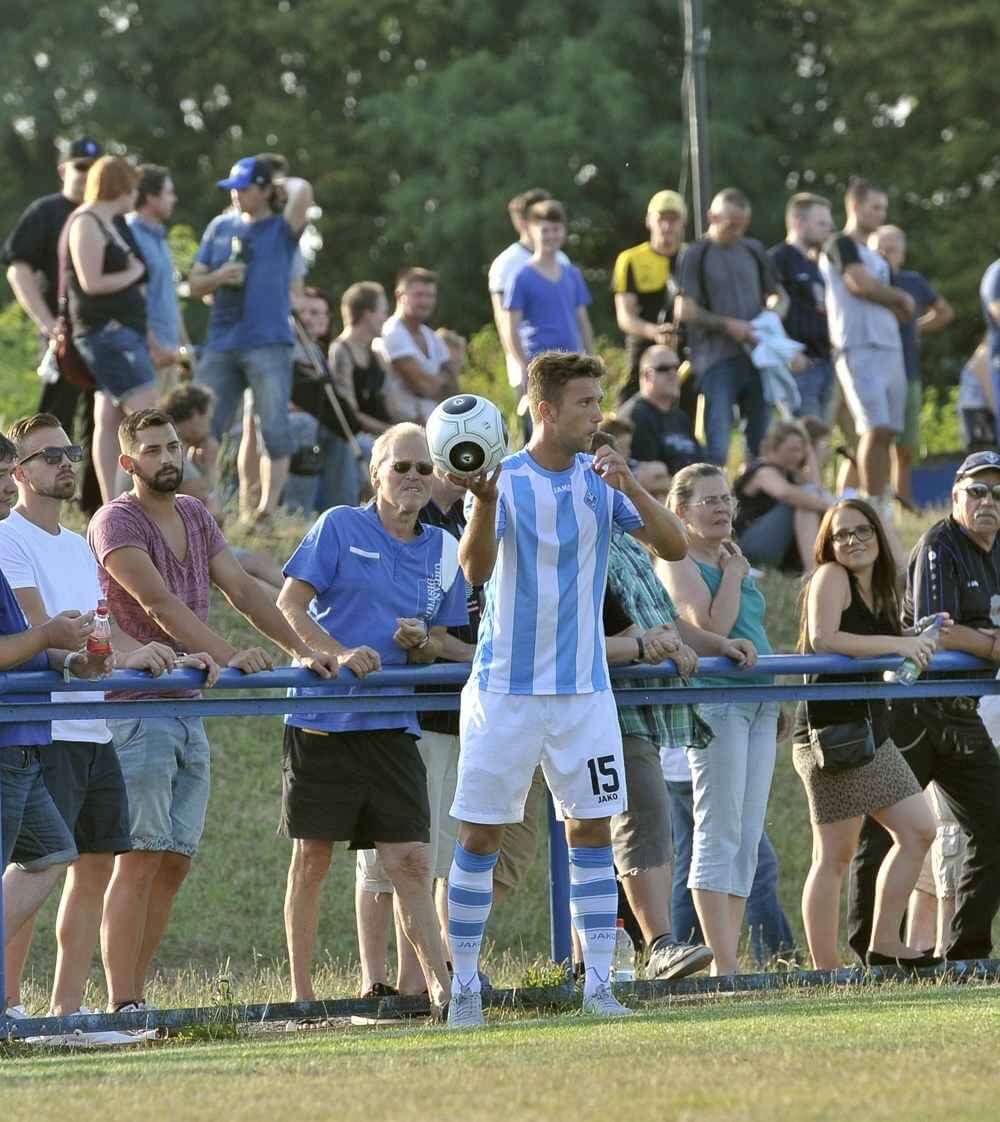 Waldhofs Marco Müller beim Einwurf. Szene aus dem Spiel SVW-B. Dortmund II beim SC Pfingstberg. Bild: AS Sportfotos