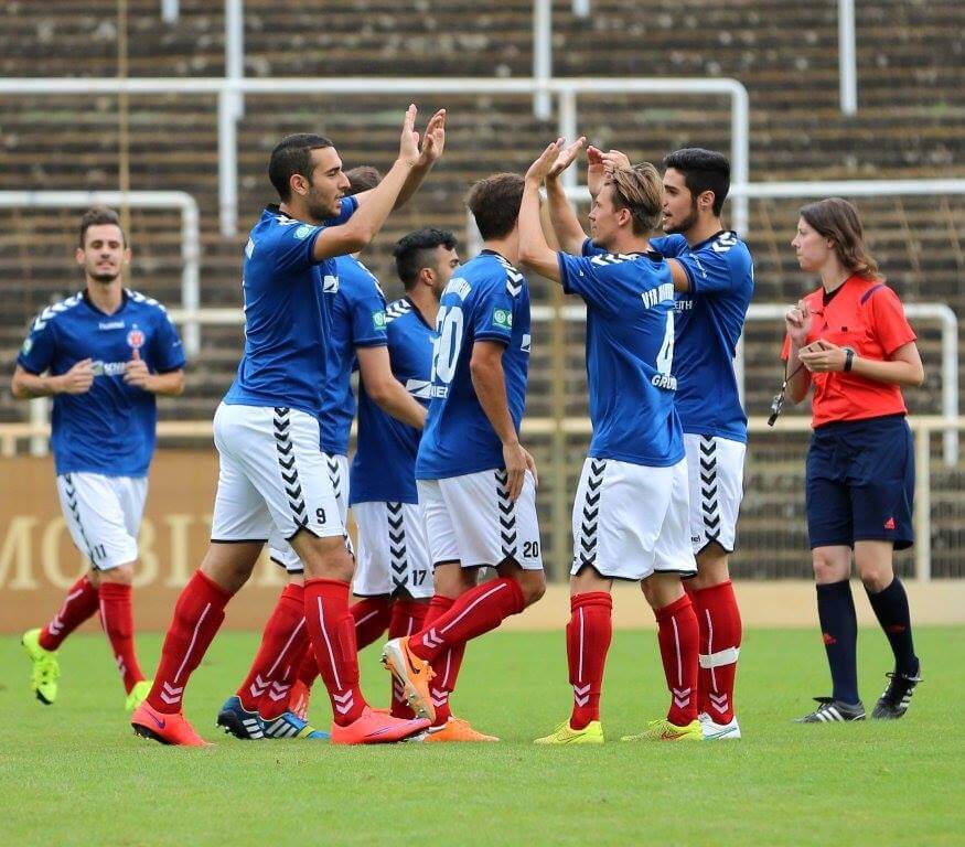 Die Rasenspieler in Feierlaune - gegen Rohrhof feierte die Atik-Elf ein Schützenfest. Bild vom Heiner-Graeff Gedächtnisturnier. Foto: VfR