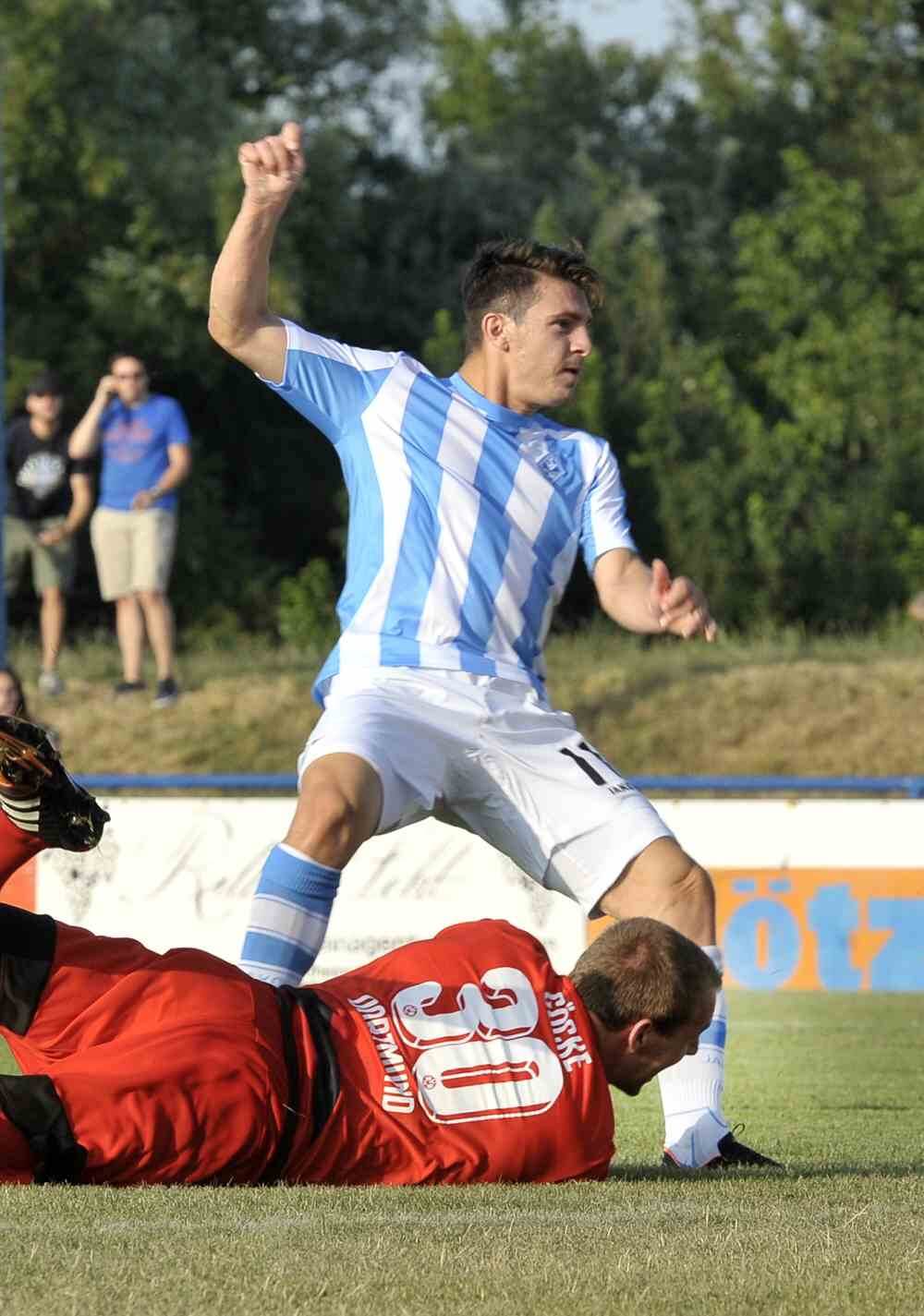 SV Waldhof vs.Borussia Dortmund II 2015 Freundschaftsspiel 11 Giuseppe Burgio erzielt das 1-0  Bild: AS Sportfotos