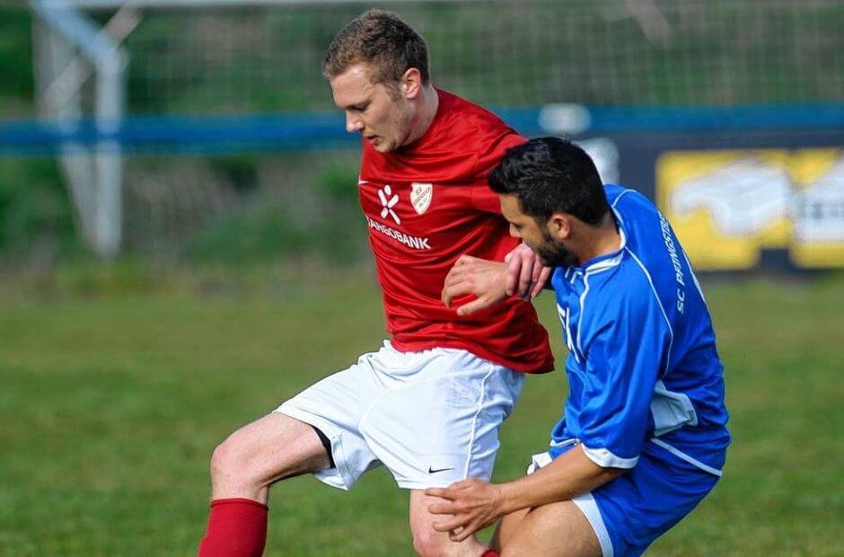 Der Seckenheimer Lars Hortian (li) im Zweikampf gegen Pfingstbergs Burak Doganay - Archivbild Saison 13/14. Bild: Berno Nix