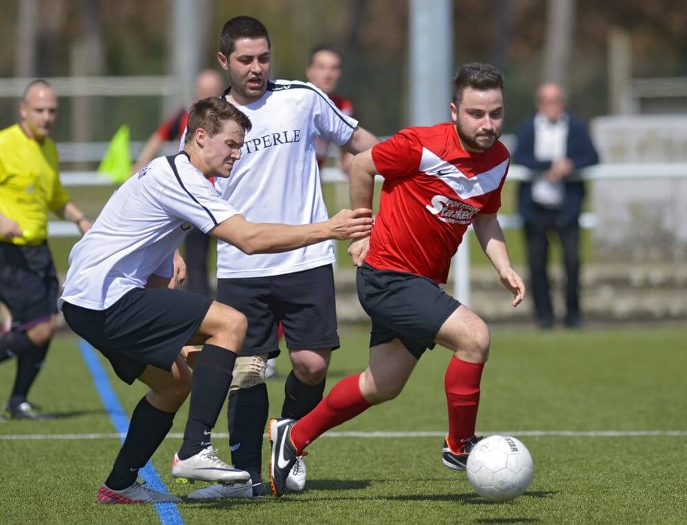 TSV Amicitia Viernheim II - SSV Vogelstang, Kreisklasse A2, v.l. die Viernheimer Tilo Schander und Ismail Kaya gegen Vogelstangs Timucin Incesoy Foto: Berno Nix