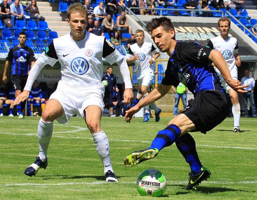 Martin Wagner im Waldhof-Trikot - Spielszene SVW-Hessen Kassel 2012 Archivbild Foto: Marco Bschirrer