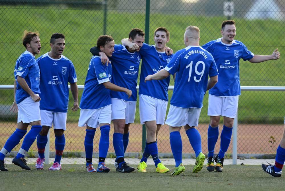 Käfertaler Torjubel: v.l. Alexander Hanselmann, Abdelkader Mohammed, Marc Hanselmann, Torschütze Marcus Amend, Domink Wallerus, Allan Bartojiej und Patrick Bugert Foto: Berno Nix