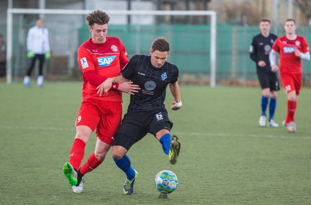 Archivbild: li: Nicolai Gross gegen Sebastian LINDNER / SVW. GRoß traf gegen Sonnenhof-Großaspach zweifach. Bild: AS Sportfotos