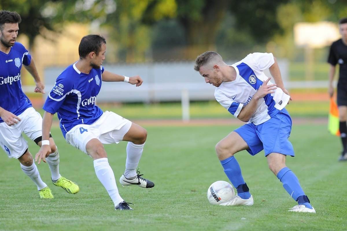 Szene aus dem Spiel TSG Weinheim-F. Heddesheim 14/15. Kavak (Nr.4) versucht Marcel Höhn (weiß) zu stellen. Dahinter Thorsten Kniehl, der nun ebenfalls in Heddesheim spielt. Bild: SPK