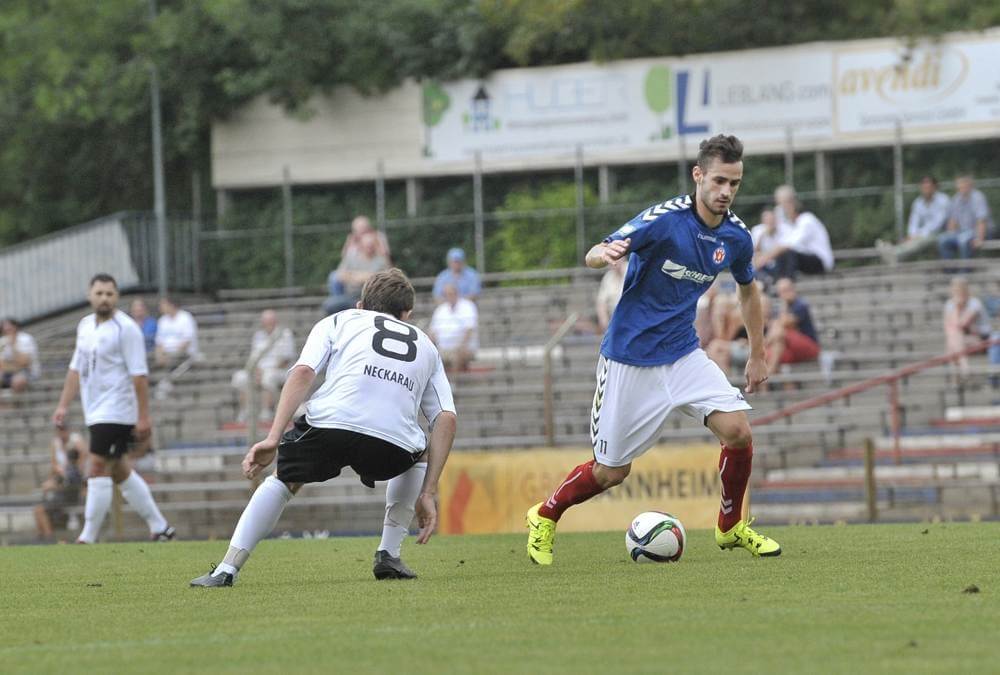 Dennis Lodato (VfR Mannheim) gegen seinen Neckarauer Gegenspieler Bild: AS Sportfotos