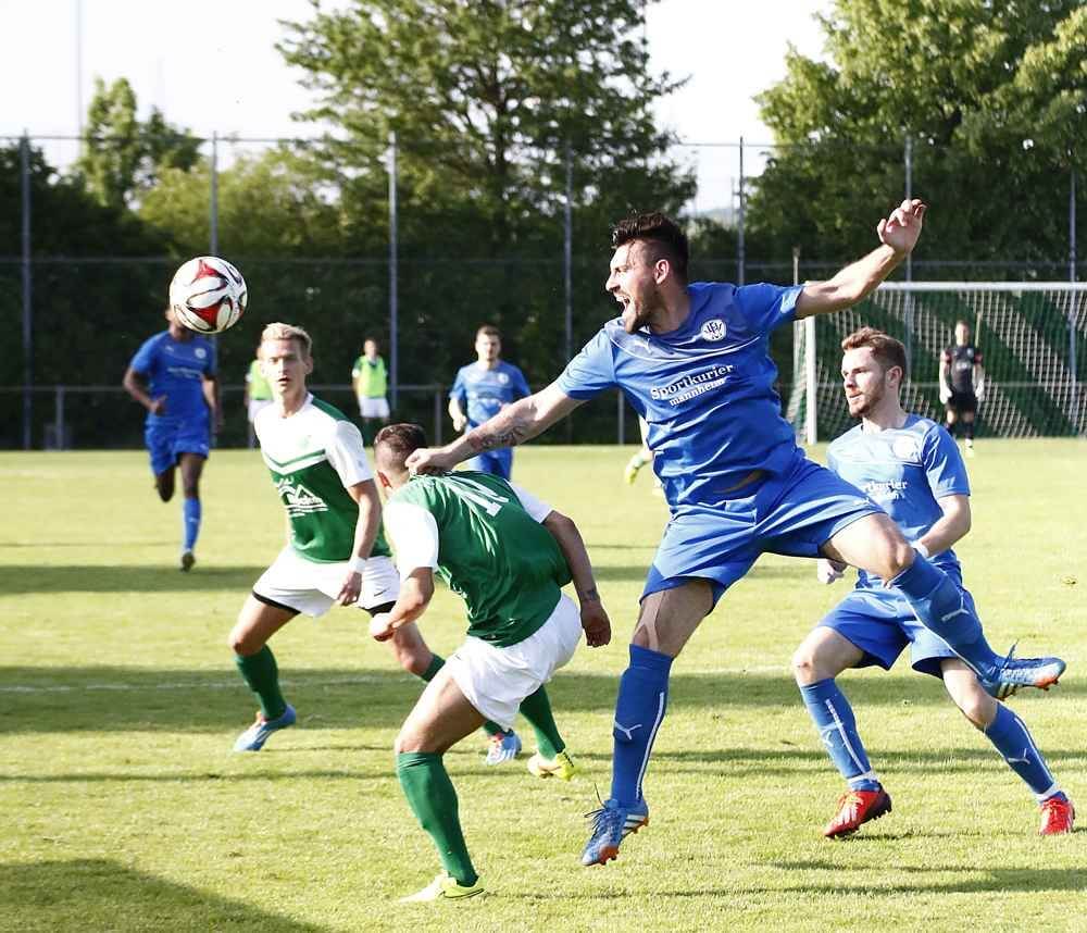 Heddesheims Giovanni Marino klärt vor seinem Zuzenhausener Gegenspieler Foto: Rafael Kowollik