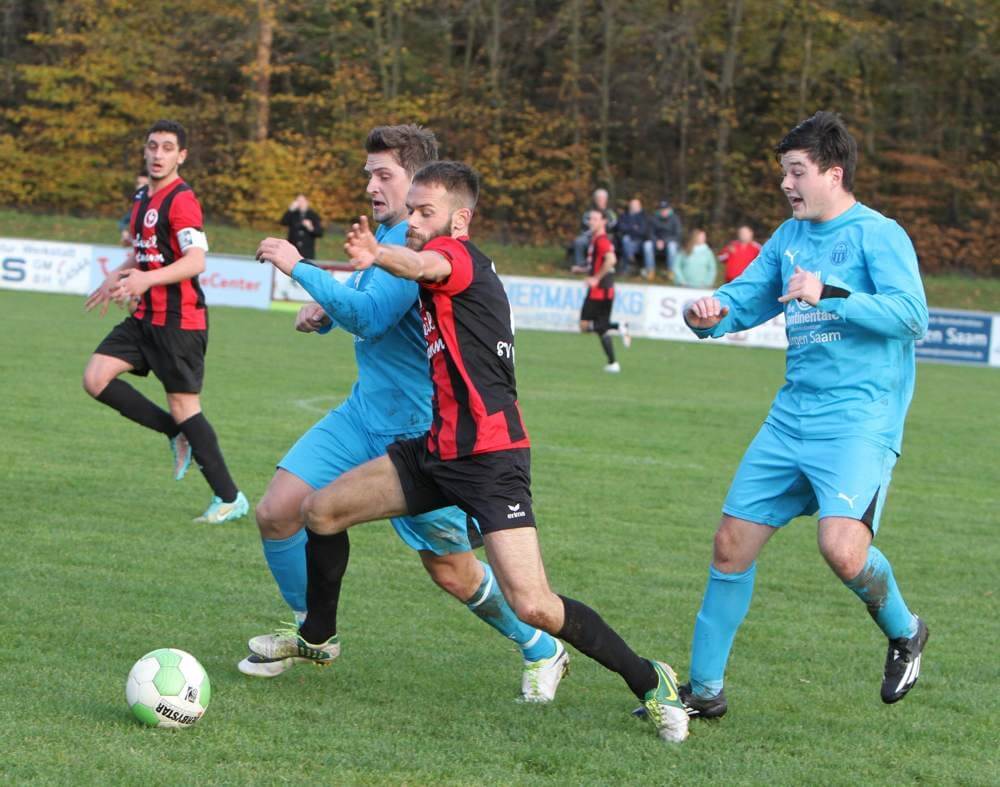 Rohrhofs Dennis Simon (rot) versucht den Ball vor seinem Ketscher Gegenspieler zu behaupten. Bild: lofi