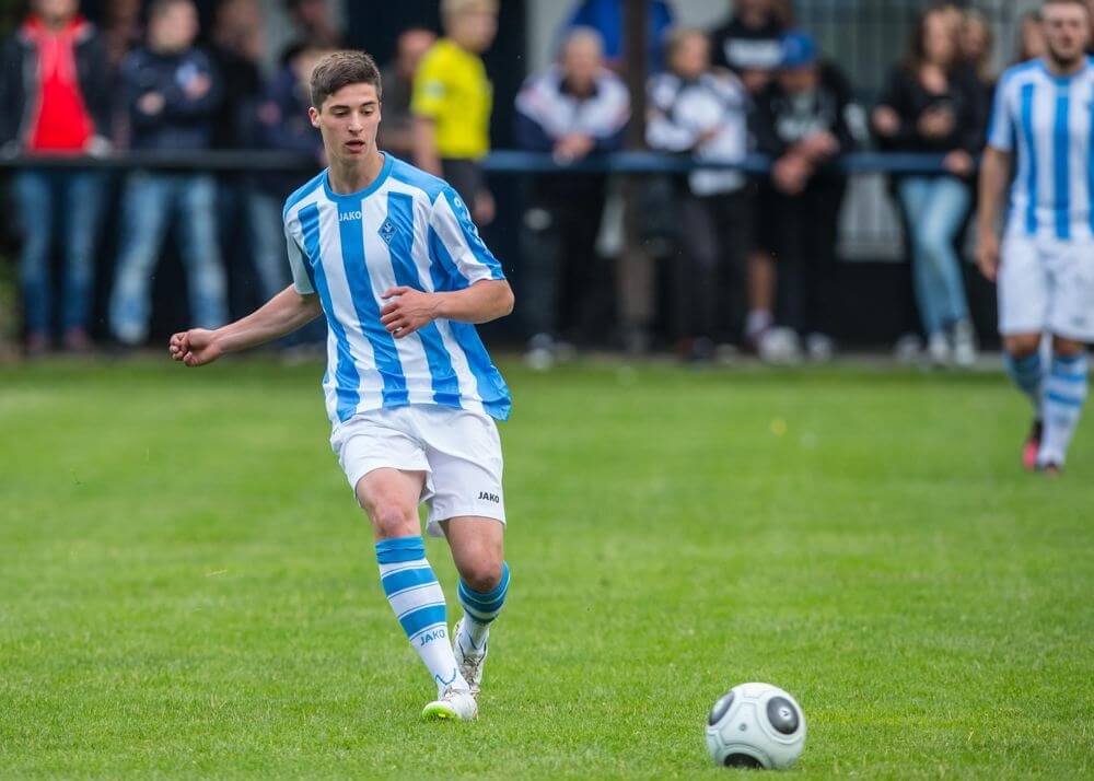Waldhofs Jannik Marx am Ball. Bild: AS Sportfotos