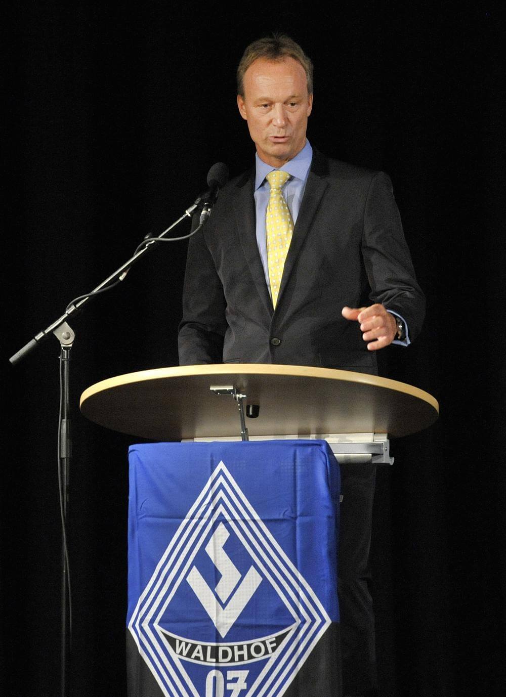 Waldhof-Präsident Steffen Künster bei der Ansprache an die Mitglieder des Vereins. Bild: AS Sportfotos
