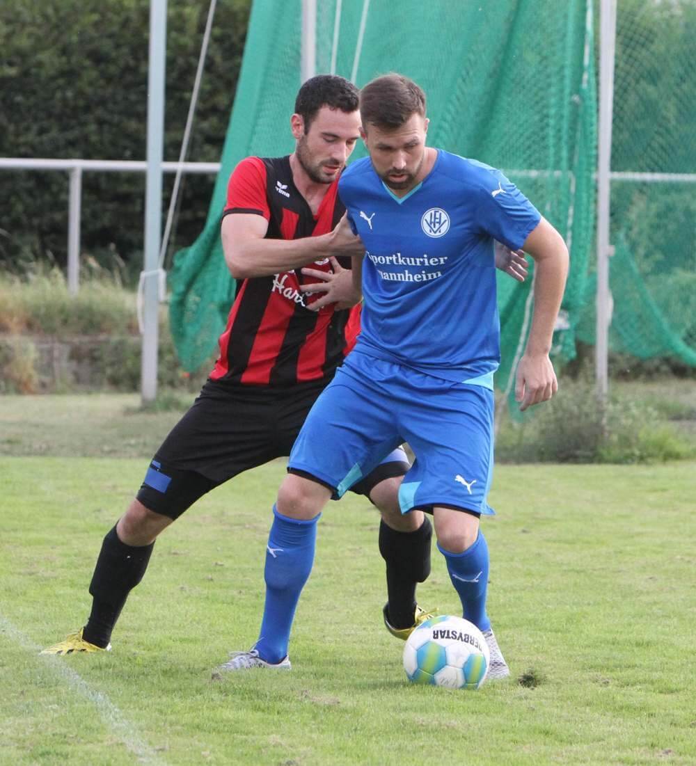 Thorsten Kniehl (blau) war von der Rohrhofer Defensive nicht in den Griff zu bekommen. Der Torjäger traf dreifach. Foto: lofi