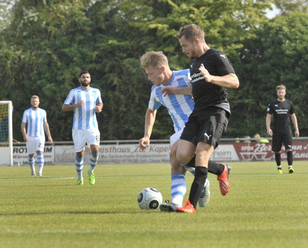 Waldhofs Marcel Seegert (li) gegen Heddesheims Marcel Höhn (schwarz) beim Testspiel zw. SVW-Fortuna. Bild: AS Sportfotos
