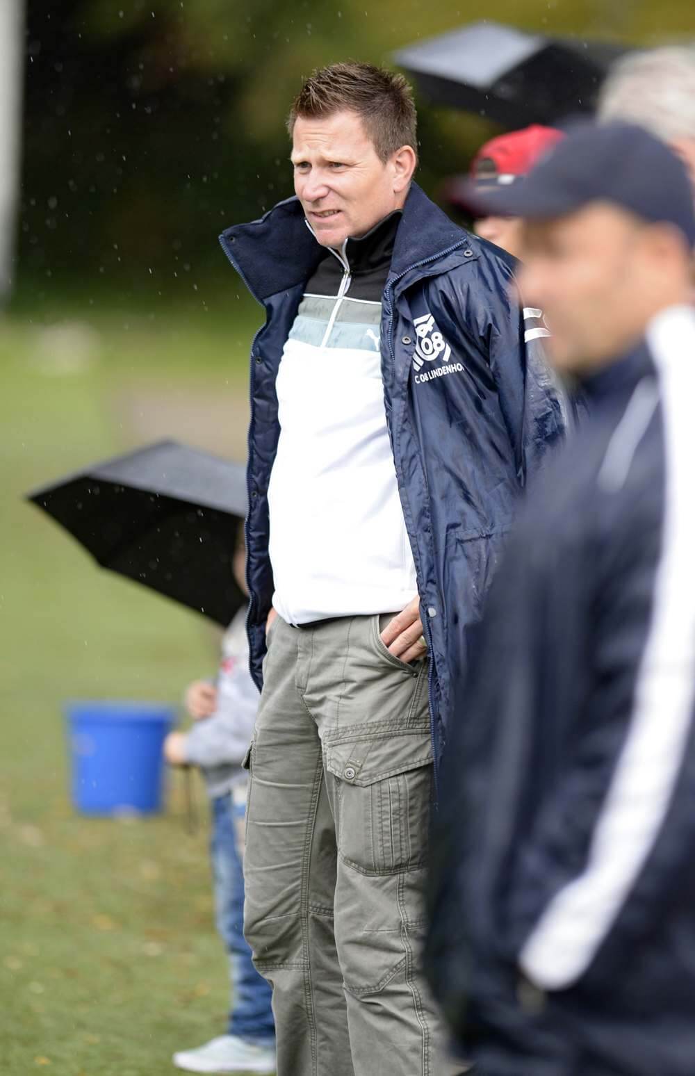 Lindenhofs Coach Ralf Eckl stellte mit seinem Team dem Favoriten RW Rheinau ein Bein. Bild: Berno Nix