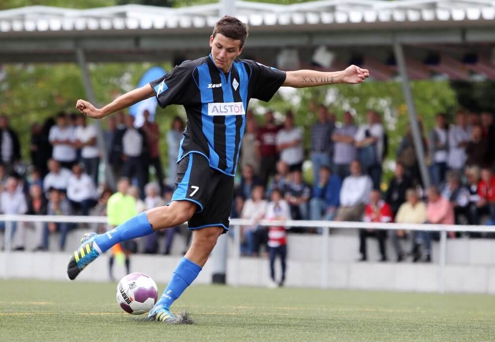 Marvin Pelzl (Neuzugang) spielte in der Jgd. des SV Waldhof und in der Oberliga beim VfR Mannheim und Mechtersheim. Er verstärkt den A-Ligisten. Szene vom Inselcup 12/13 Bild: AS Sportfotos