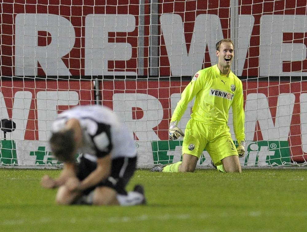 Sandhausens Keeper Marco Knaller jubelt - im Elfmeterschießen hatte der Zweitligist beim Bahlinger SC die Nase vorne. Archivbild AS Sportfotos