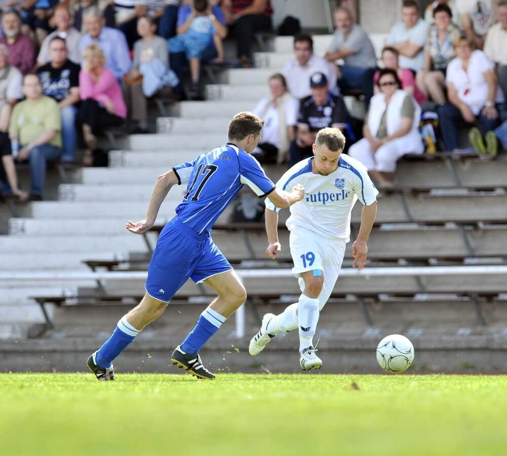 Christoph Jüllich im Trikot der TSG Weinheim (weiß/Nr.19). Hier Aufstiegsspiel zur Oberliga gegen 08 Bissingen. Bild: AS Sportfotos