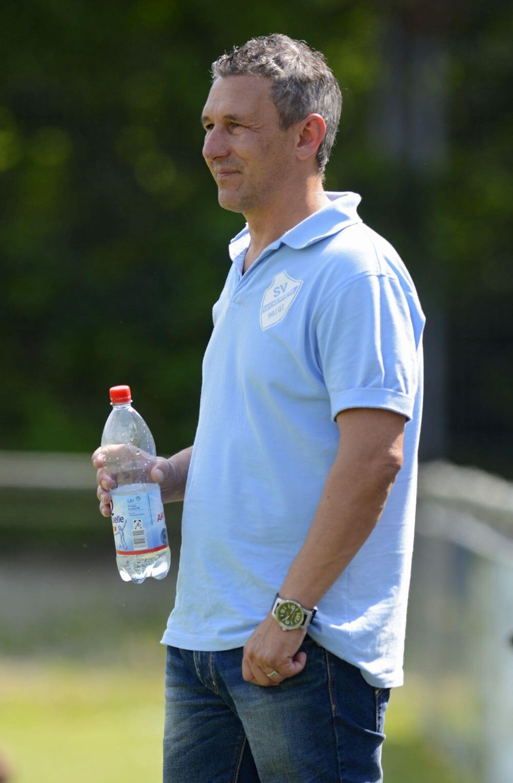 Flasche leer oder voll, beim Team von Trainer Andres Medina Lopez? Mit einem Heimsieg über VfL K. Neckarau II wäre der SVS wieder in der Spur. Foto: Berno Nix