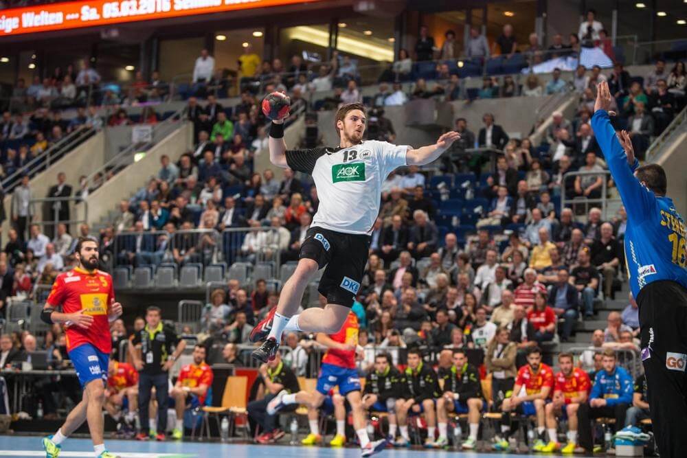 Hendrik Pekeler / GER gegen Arpad Sterbik Capar,Deutschland vs. Spanien Bild: AS Sportfotos
