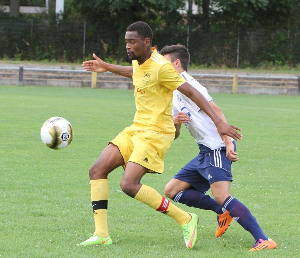 Gartenstadts Darnell Hill (links) im Zweikampf mit Schwetzingens Yannick Hofmann  Bild: lofi