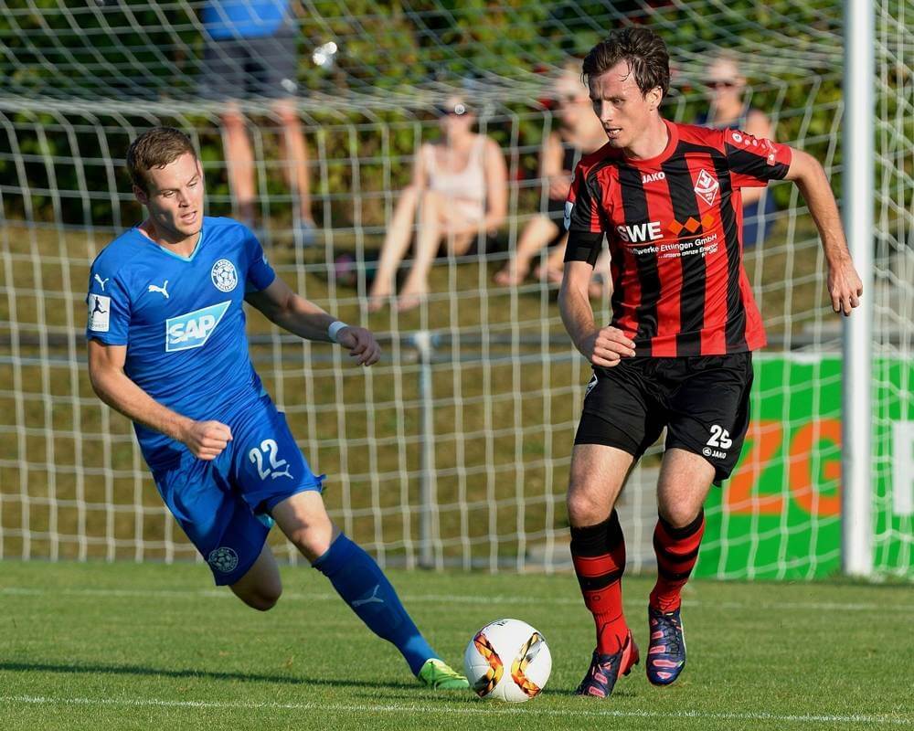 Im Bild Walldorfs Torschütze zum 0:1, Marcel Carl - im Zweikampf mit Spielbergs Phil Weimer  Foto Michael Ripberger