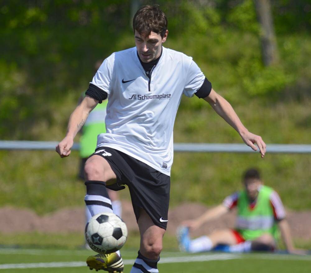 Patrick Rittmaier tritt wieder bei seinem Heimatverein, dem SC Reilingen, gegen den Ball. Mit dem torgefährlichen Angreifer sind die Reilinger höher einzuschätzen, als in der Vorsaison.   Bild: Berno Nix